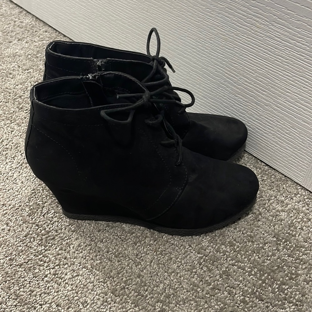 Merona Women’s Black Faux Suede Booties. Size 9